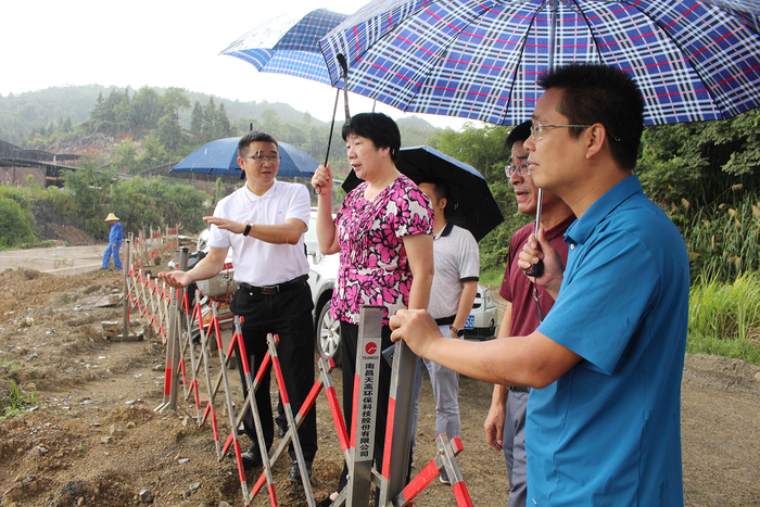 龍南縣委書記繆蘭英視察我司臨塘稀土礦山尾水收集處理站建設項目